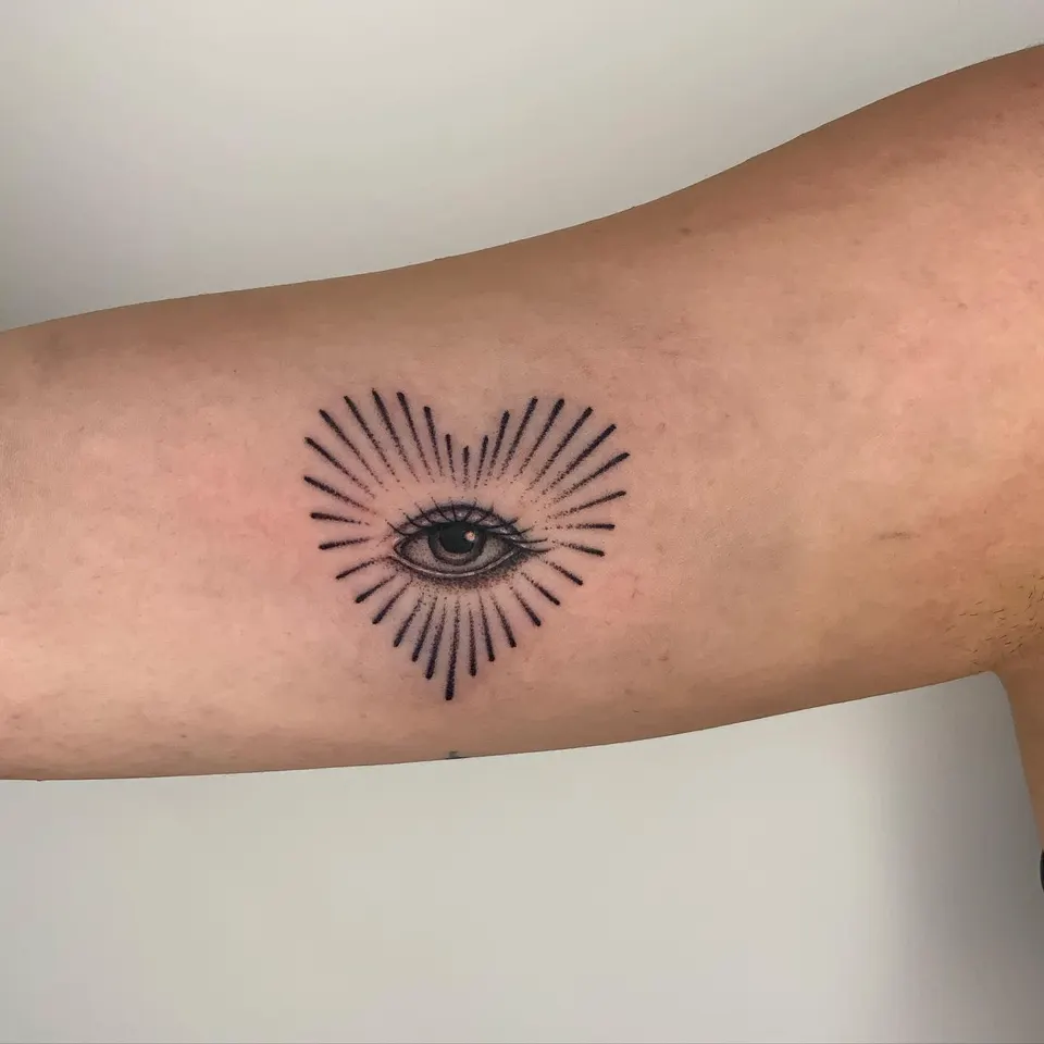 Tatouage « Cœur rayonnant à l'œil »