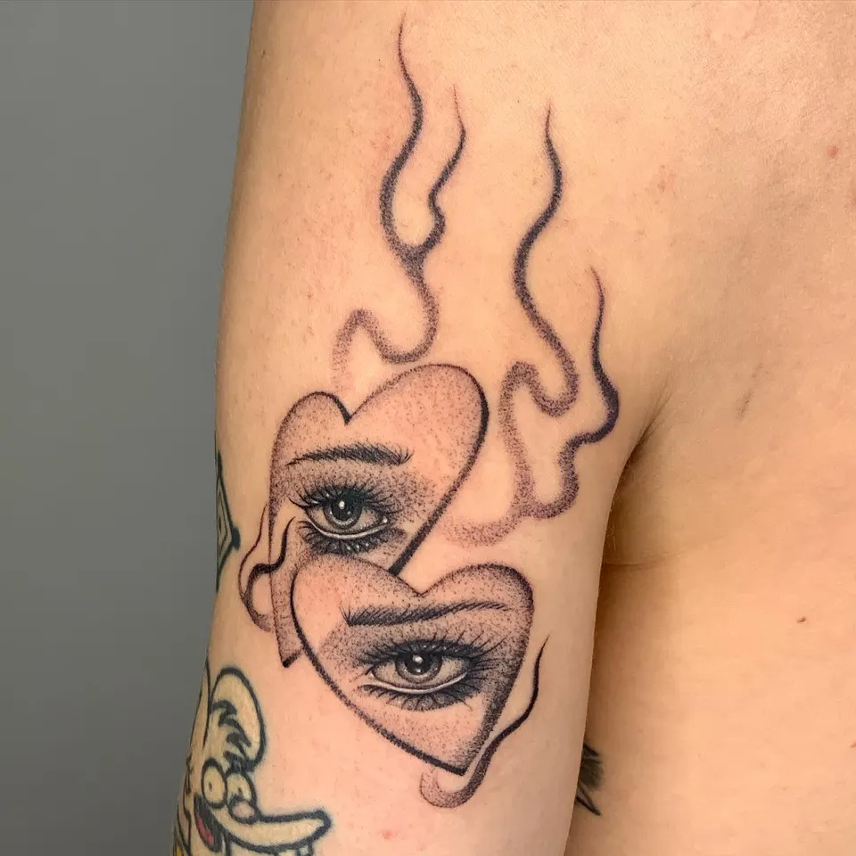 Tatouage « Cœurs aux yeux enflammés »