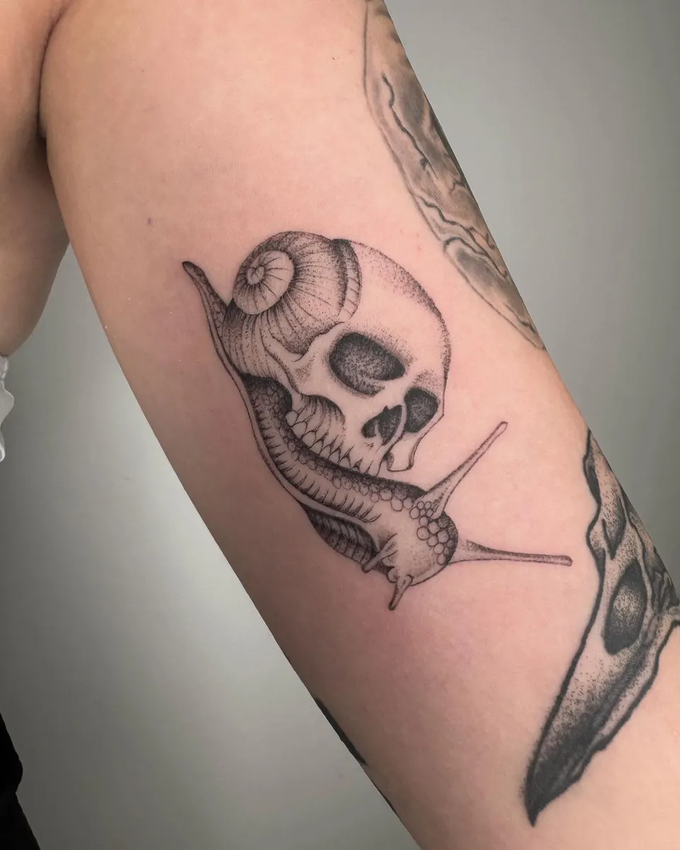 Tatouage « Crâne-escargot »