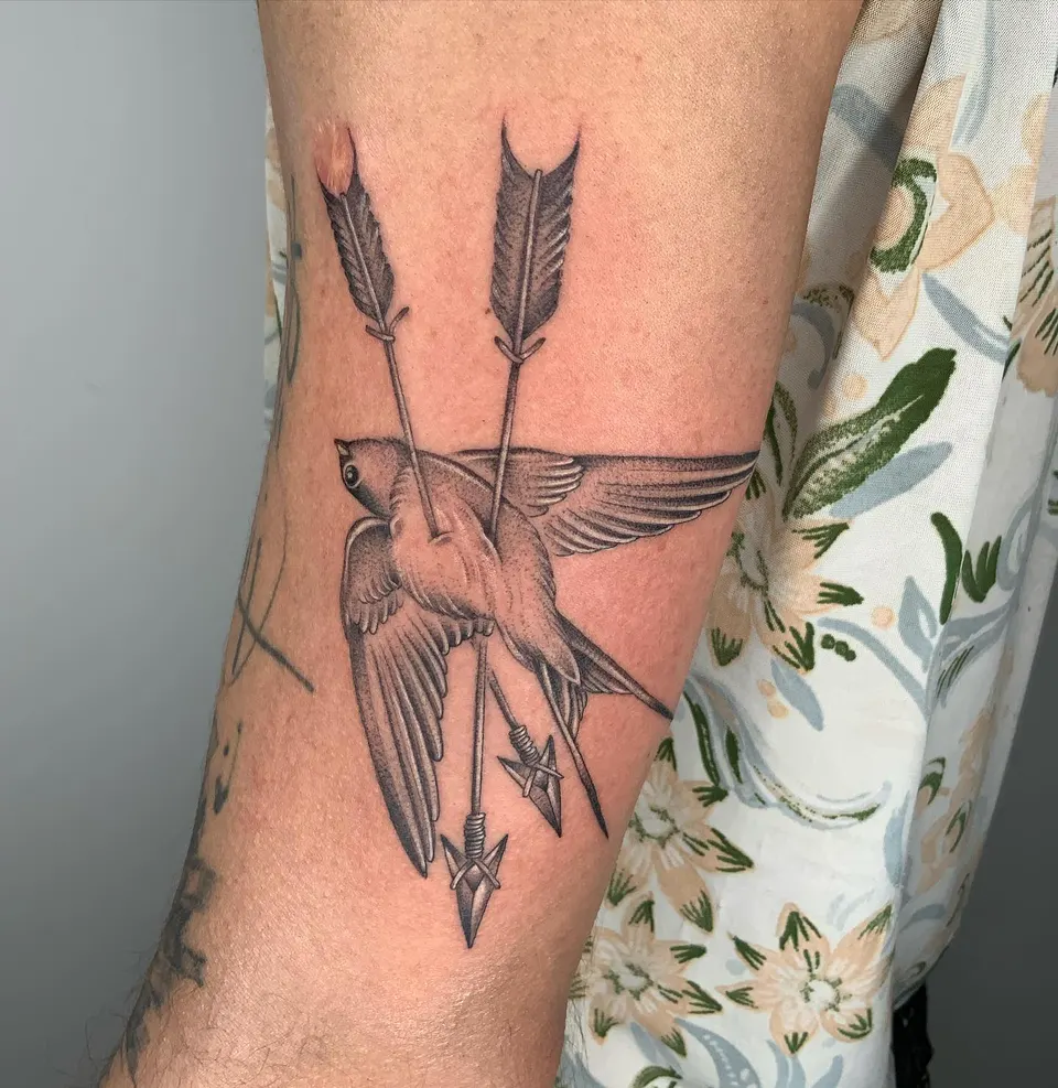 Tatouage « Hirondelle et flèches »