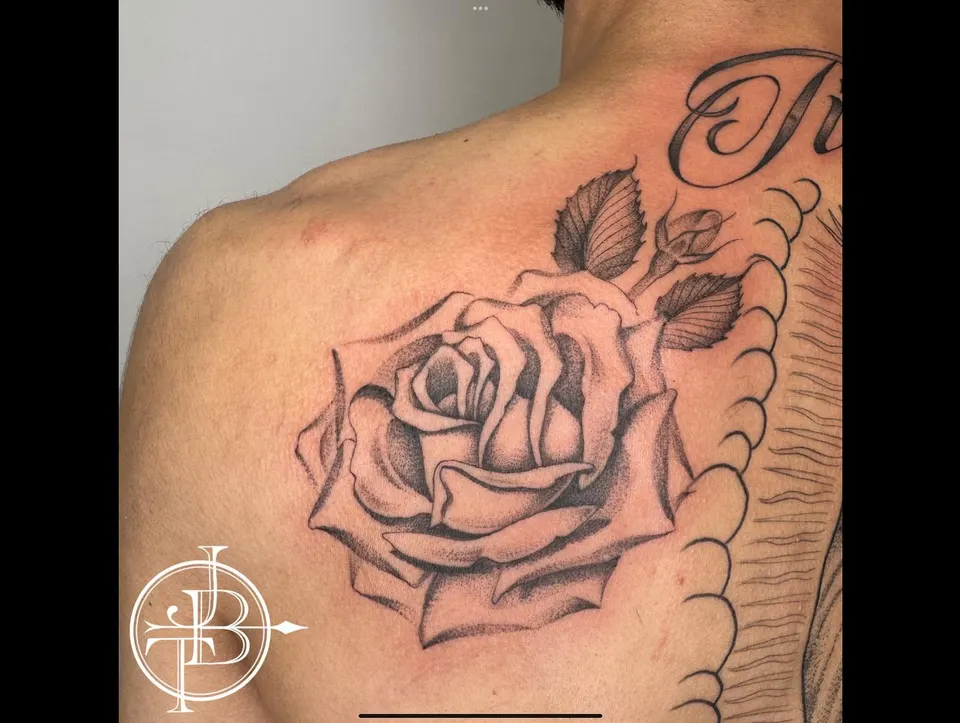 Tatouage « Rose ombrée »
