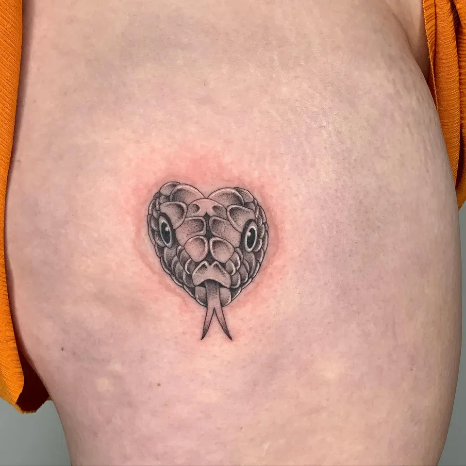 Tatouage « Serpent en cœur »