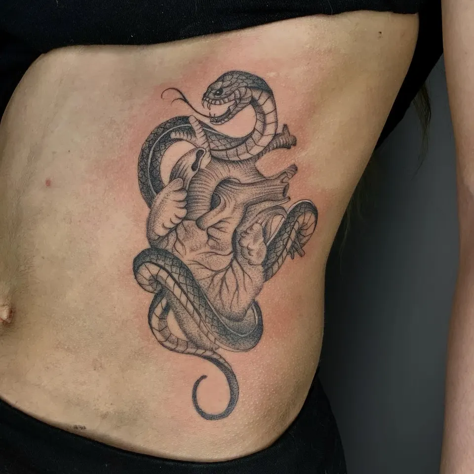 Tatouage « Serpent et cœur anatomique »