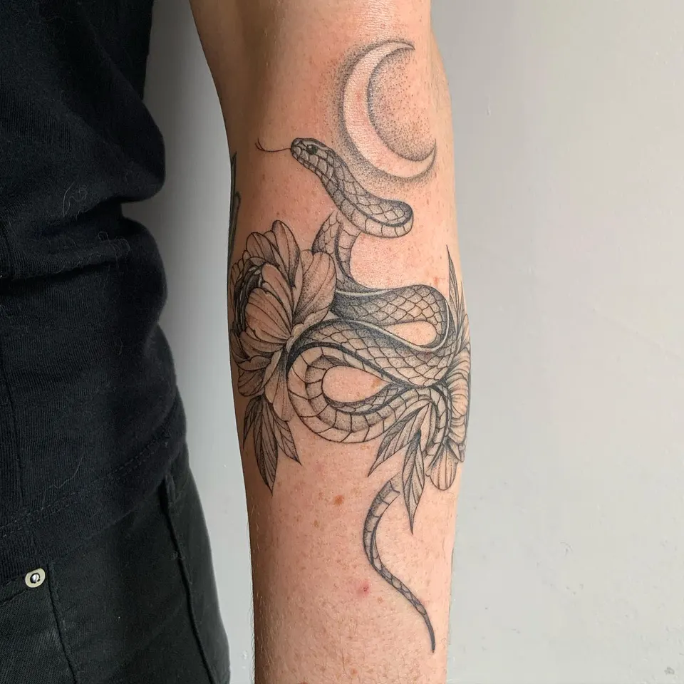 Tatouage « Serpent et croissant de lune »